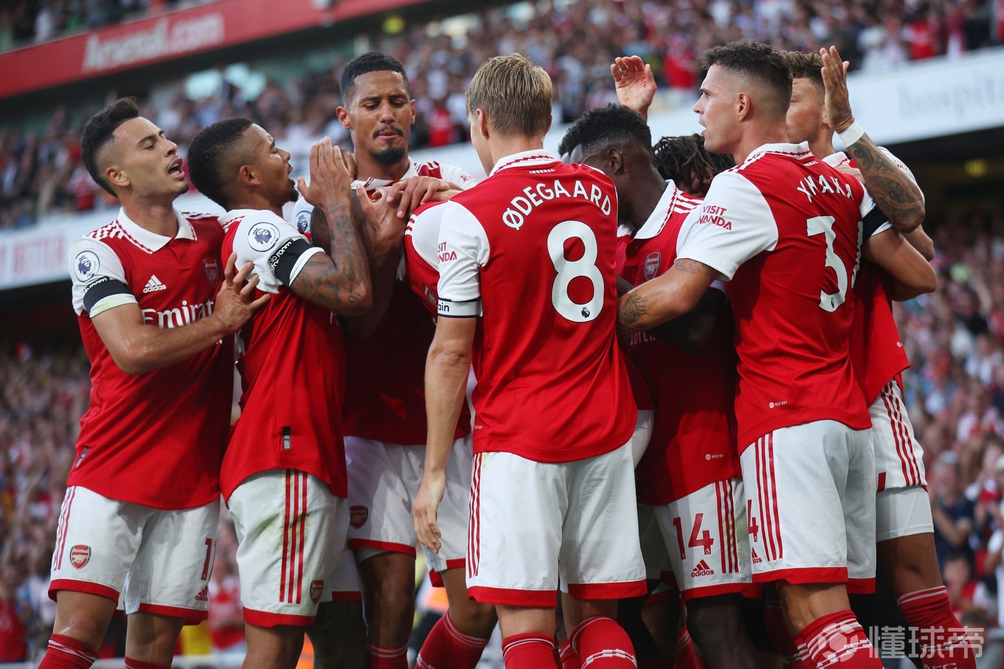 布拉德利：我小时候经常在自家花园里滑铲模仿杰拉德